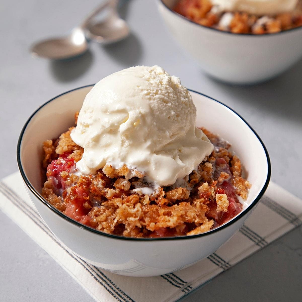 Easy Strawberry Rhubarb Crisp: Versatile & Crowd-Pleasing Dessert